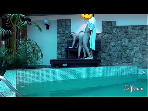 ❤️ Giimbitar sa amo ang katabang sa pool, apan dili makasukol sa init ❤️❌ Porno sa amon ☑